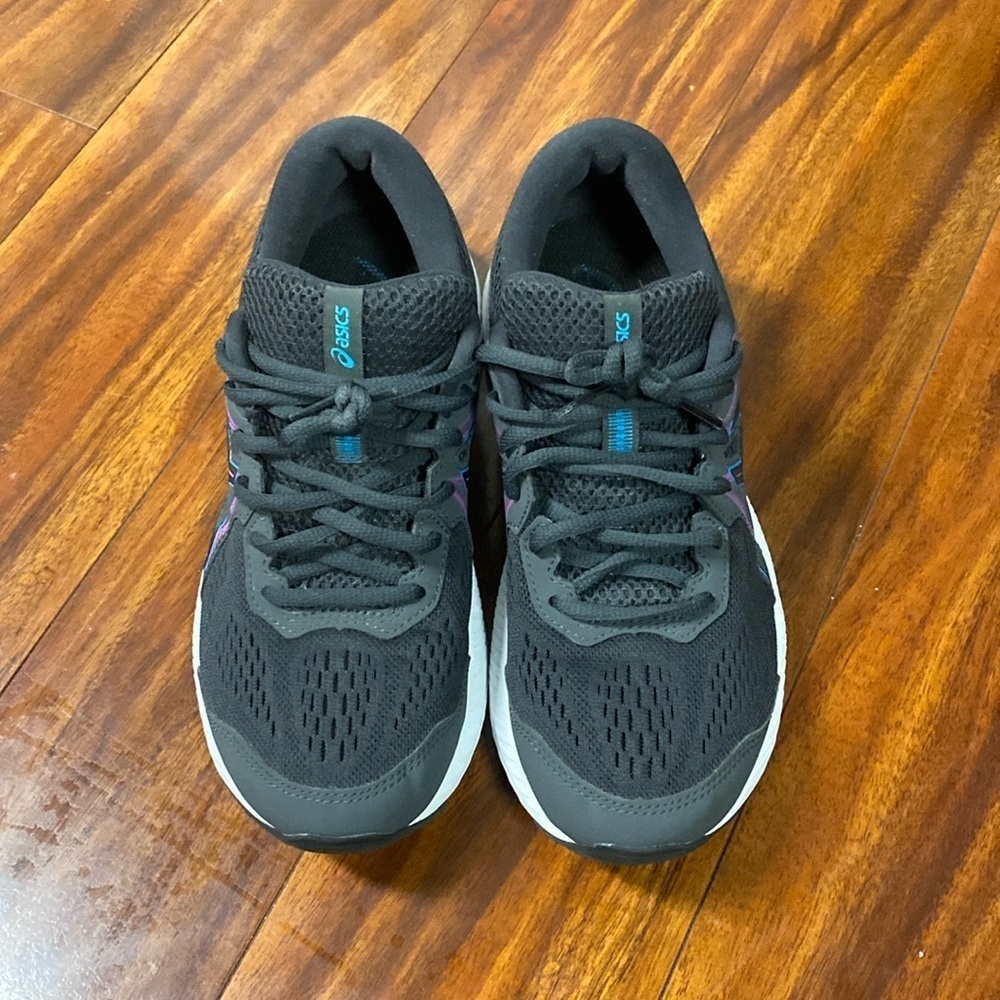 Woman’s ASICS everyday comfort amplifoam at athletic shoe Siz 8.5